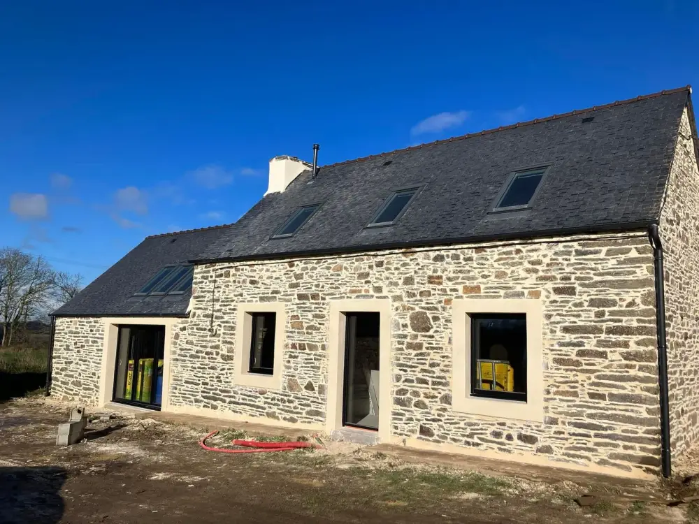 Installation de couverture en ardoises et en zinc